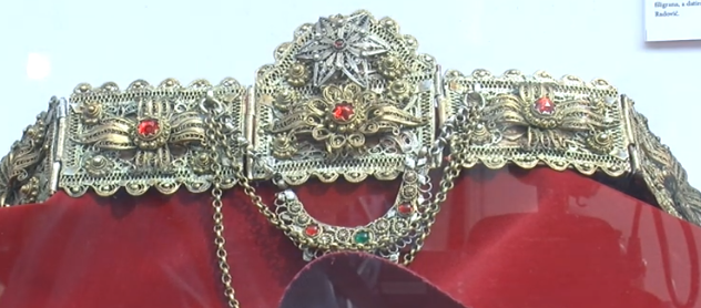 Ćemer, tradicionalni ukrašeni pojas, predstavlja jedan od najupečatljivijih elemenata ženske narodne nošnje u Crnoj Gori. Više od običnog odjevnog predmeta, ćemer je kroz istoriju bio simbol ljepote, dostojanstva, ali i društvenog statusa žene koja ga nosi.