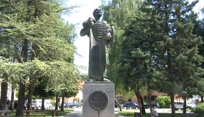 Istorija Crne Gore do 1918. godine predstavlja neprekidnu borbu malog naroda za očuvanje slobode i identiteta. Od srednjovekovne Duklje i Zete, pa sve do moderne države, Crna Gora je vekovima odolevala moćnim silama, pre svega Osmanskom carstvu. Zahvaljujući nepristupačnom planinskom terenu i snažnoj plemenskoj organizaciji, nikada nije potpuno pokorena. U periodu vladika iz dinastije Petrović Njegoš, država se učvršćuje i organizuje, a borba protiv Turaka dobija jasniji politički i vojni okvir.