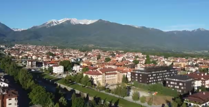 Kada sam na kraju putovanja napuštao Bansko, poslednji pogled na vrhove Pirina ostavio je snažan utisak. U sećanju su ostale kaldrmisane ulice, mirisi tradicionalne kuhinje, gostoljubivi stanovnici i veličanstveni planinski pejzaži. Bansko nije samo turistička destinacija; ono je mesto gde priroda, istorija i kultura žive u savršenom skladu. Upravo zato ovaj grad ostaje jedna od najlepših tačaka Bugarske i destinacija kojoj se putnici rado vraćaju.